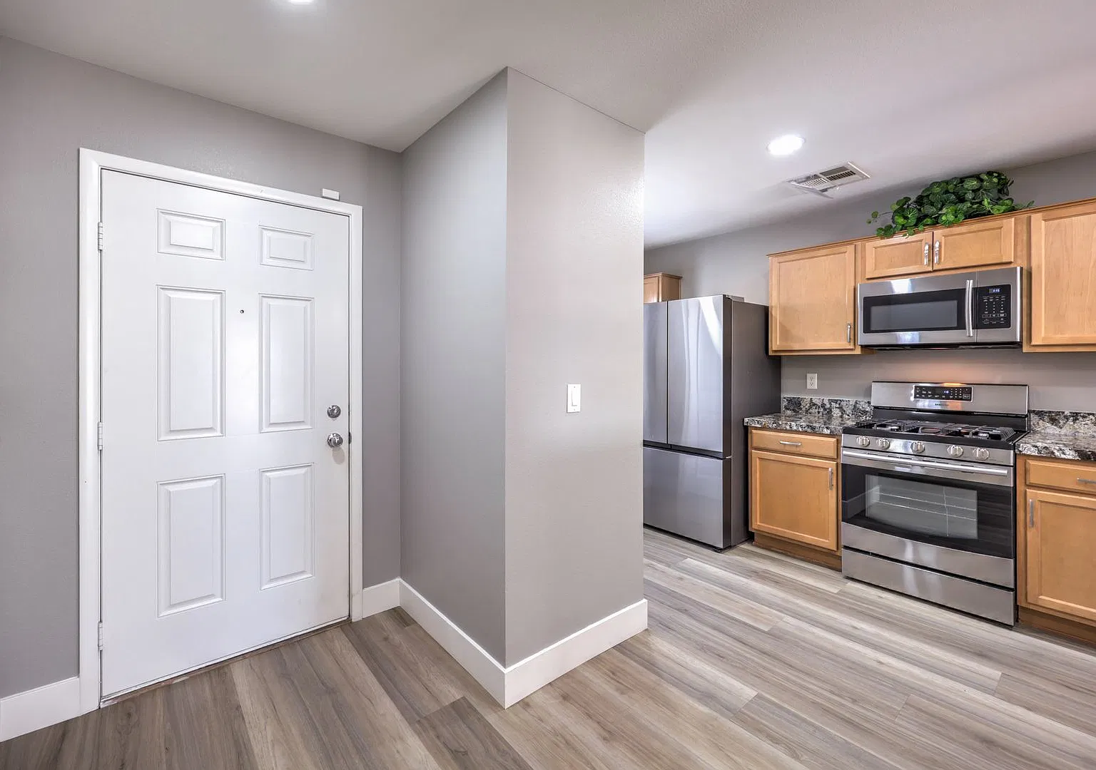 Immaculate 1 Story Home In Providence — Photo 2