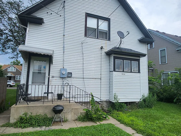 2019 Willow Ave N — Photo 2