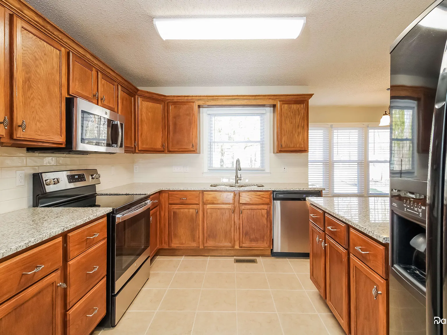 4 bed, 2.5 bath, 2512 sqft, $2,740 — Photo 4