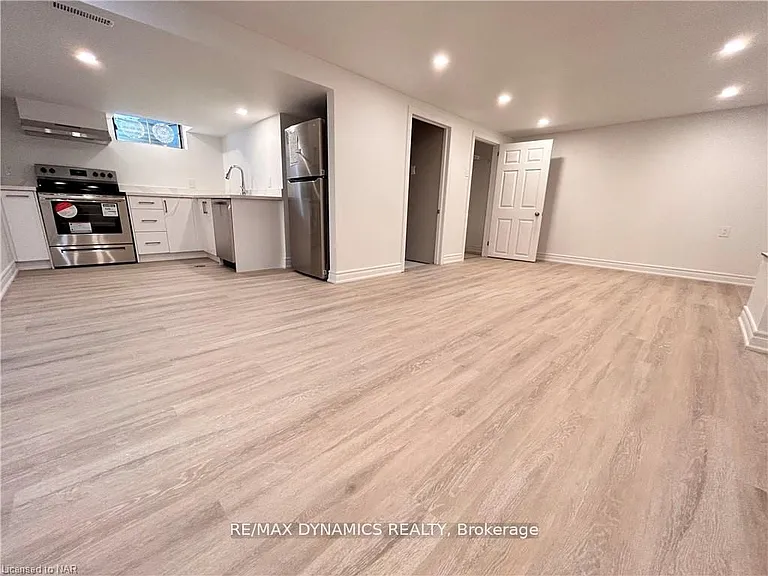 32 Mississauga Rd #LOWER — Photo 13