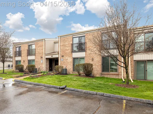 17953 University Park Dr, Livonia, MI 48152