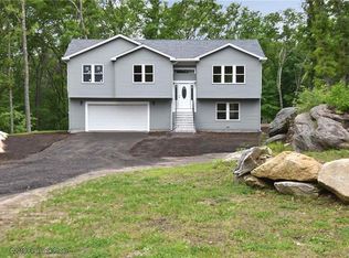 121 Hanton Rd, North Smithfield, RI 02896