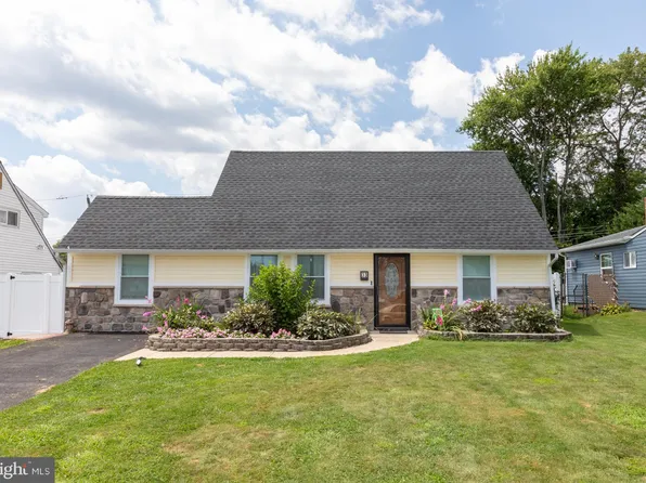 33 Pumpkin Hill Rd, Levittown, PA 19056