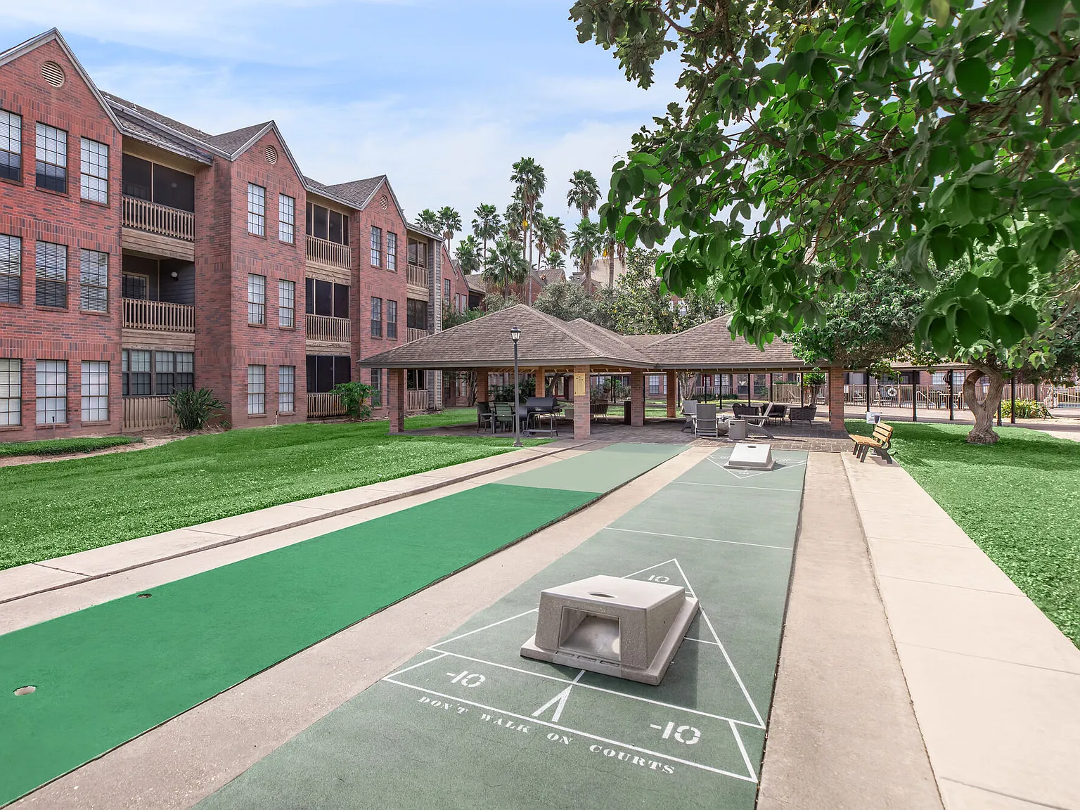 Encino Luxury Apartments — Photo 3