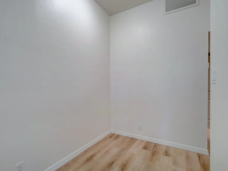 Riverside Suites — Photo 23