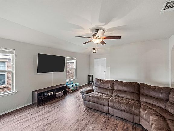 4th image of 1414 Meadow Creek Dr