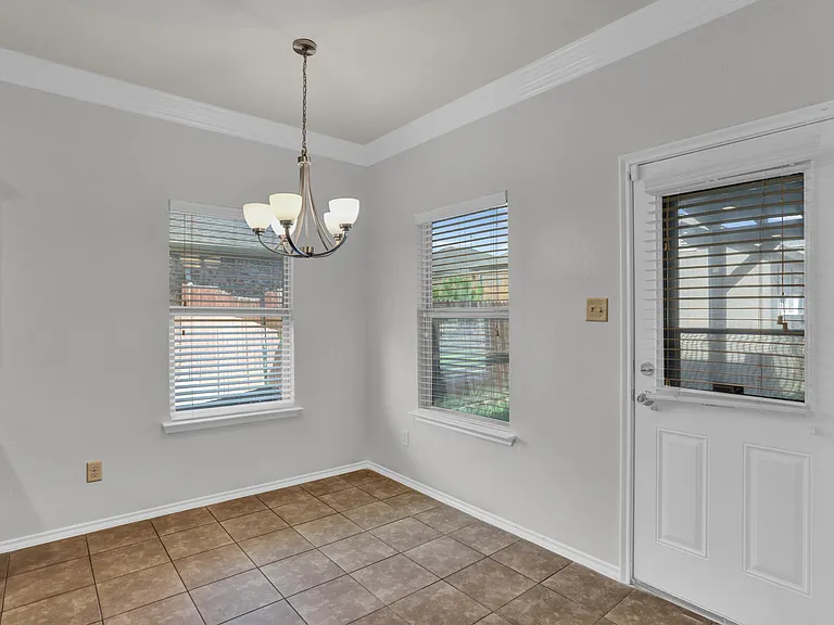 2138 Meadow View Dr — Photo 9