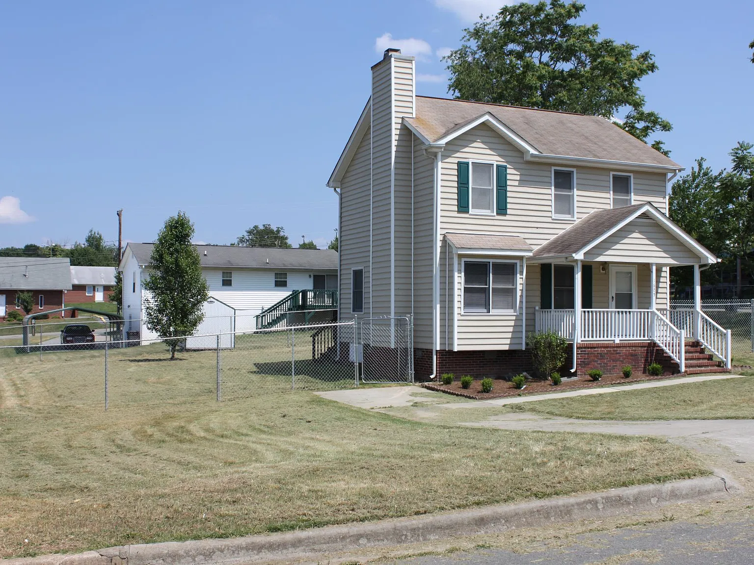 3 bed, 1.5 bath, 1289 sqft, $1,550 — Photo 2