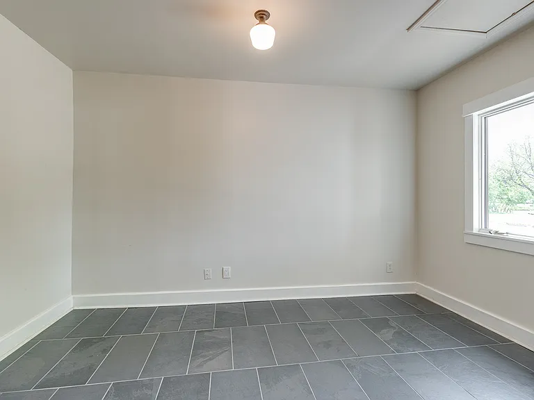 820 E 17th St — Photo 20