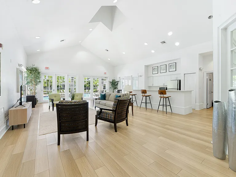 Worthington Apartments — Photo 11