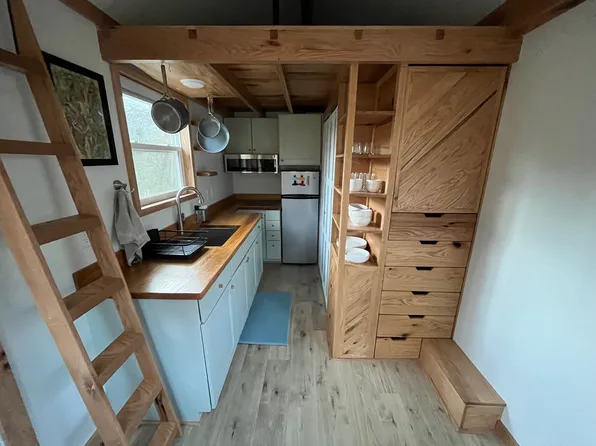 300 Youngs Cove Rd #B, Candler, NC 28715