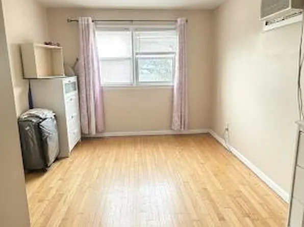 172 West 24th Street image 3 of 13