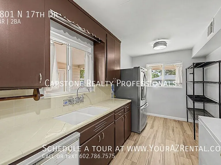 7801 N 17th Dr — Photo 5