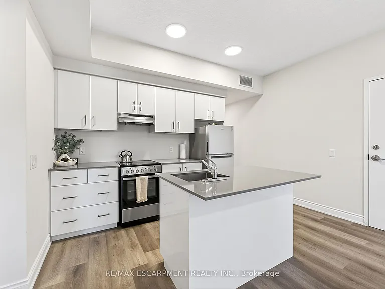 261 King St E #302 — Photo 9