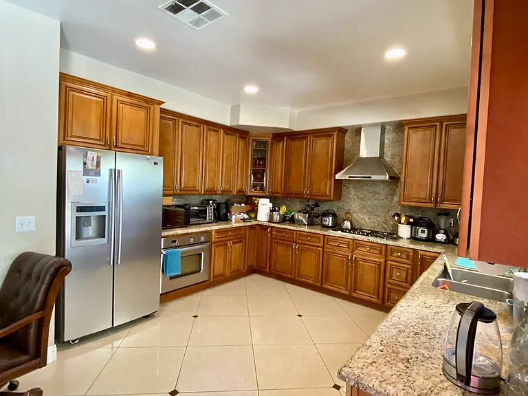 21042 Saticoy St — Photo 4
