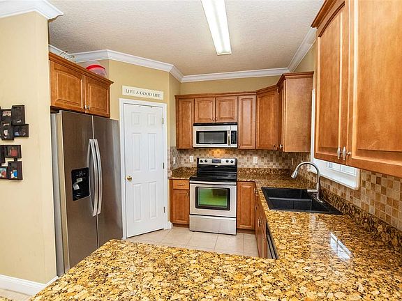 5th image of 92 Twin Lakes Dr