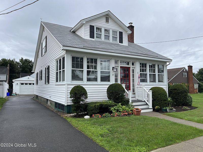 2nd image of 41 Meadowlawn Avenue