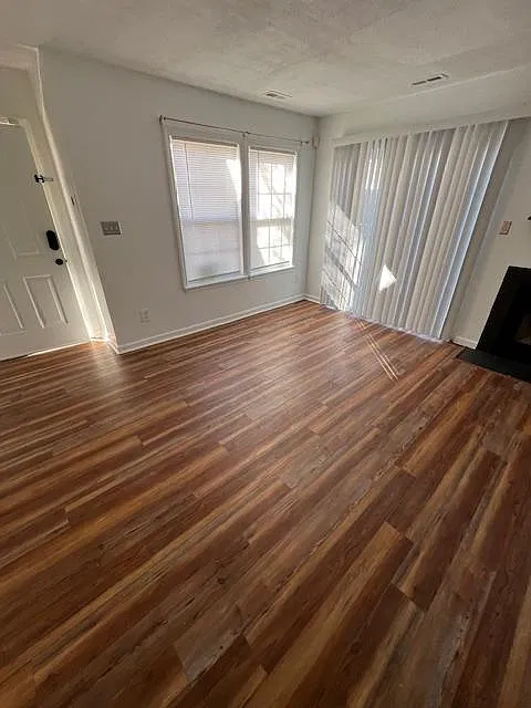2 bed, 2.5 bath, 1400 sqft, $1,900 — Photo 2