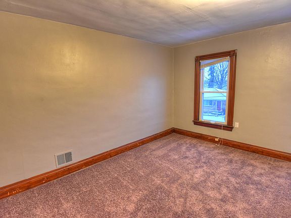 3rd image of 734 Lemington St