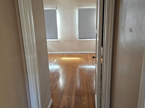 4th image of 727 W Maple Ave