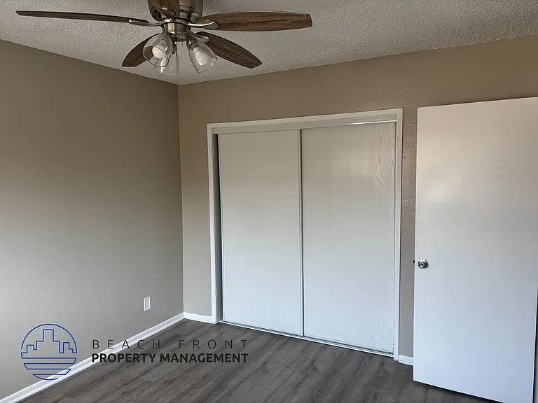 117 E Leatrice Ln — Photo 2