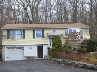 553 Mohegan Avenue Pkwy, Quaker Hill, CT 06375