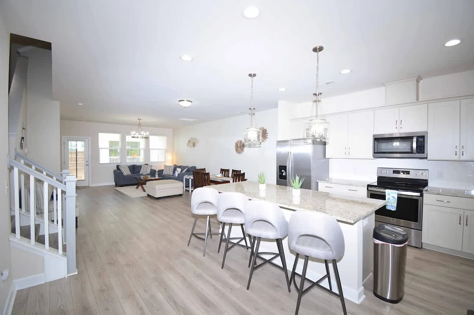 3 bed, 2.0 bath, 2690 sqft, $3,480 — Photo 4