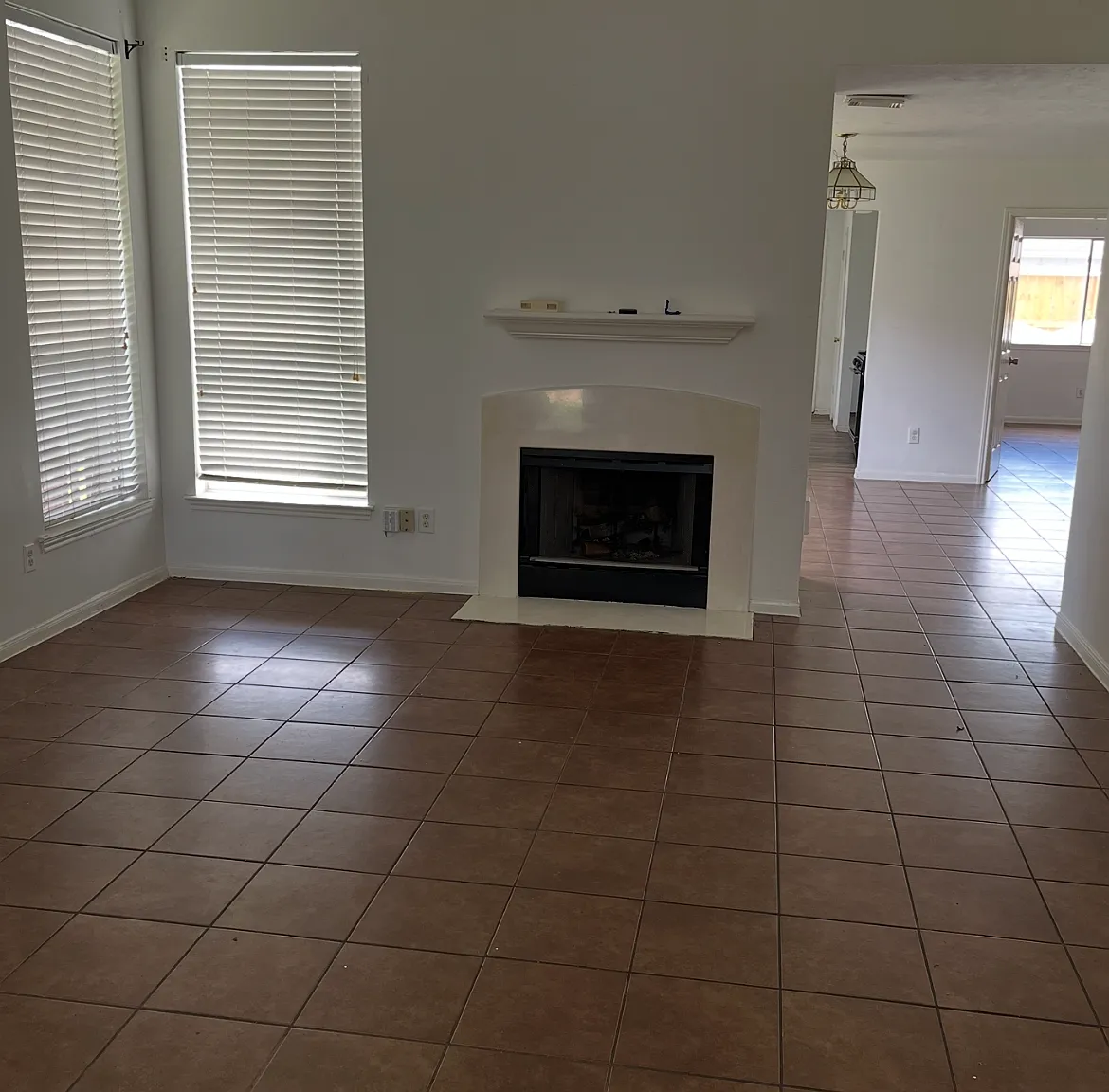3 bed, 2378 sqft, $2,000 — Photo 4