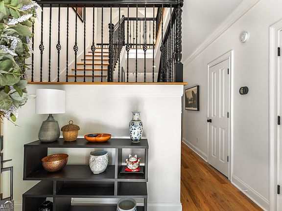 4th image of 3265 College St