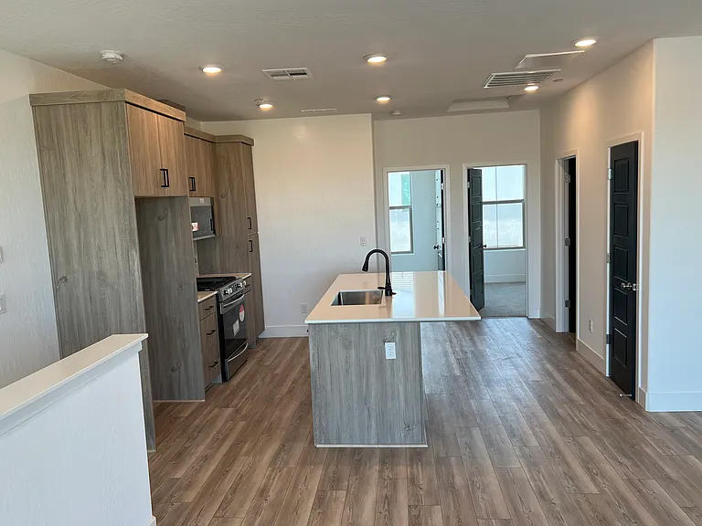 502 W Mahogany Ln — Photo 2