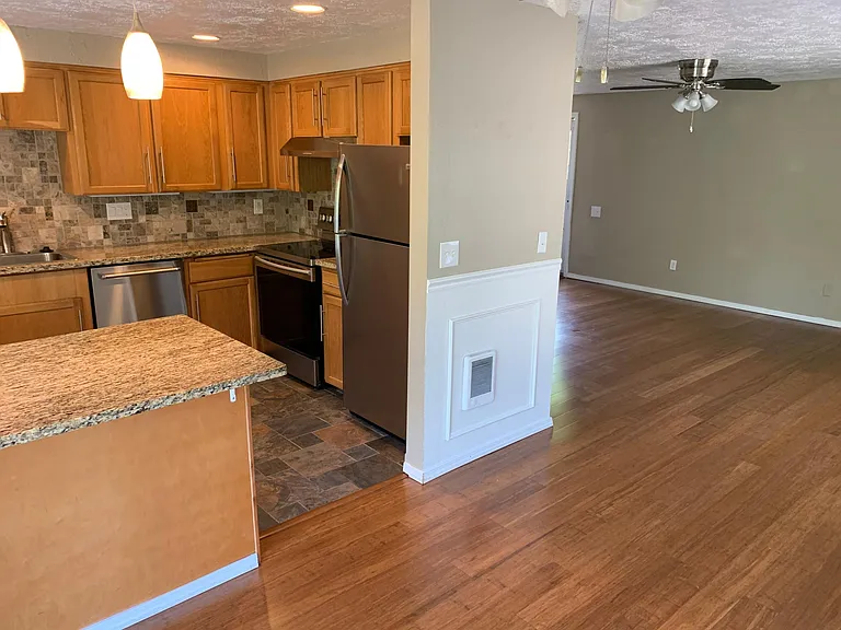 12500 SW Karen St #6 — Photo 2
