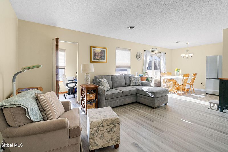 3rd image of 1906 Cambridge Manor Drive