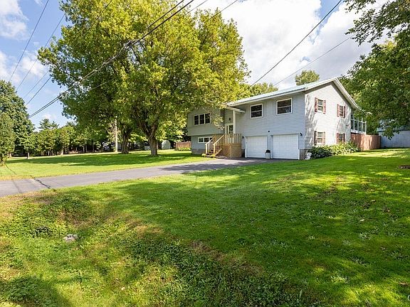 Front of home - to the far left is a second drivew