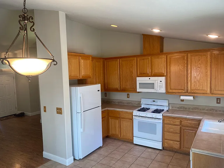 490 Briarwood Dr — Photo 38
