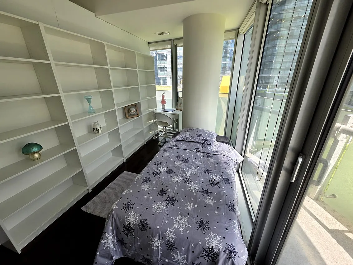 Flex Room with Balcony - York St & Bremner Blvd — Photo 2