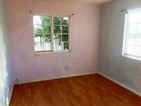 5th image of 122 E El Norte St