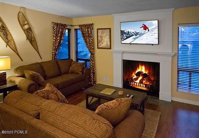 1st image of 906 Lowell Ave #2