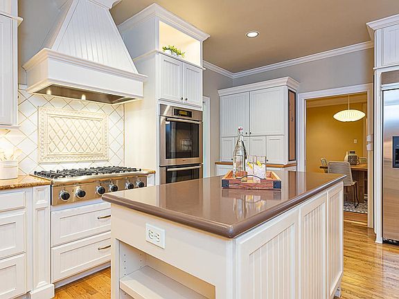5th image of 2700 Bartons Bluff Ln