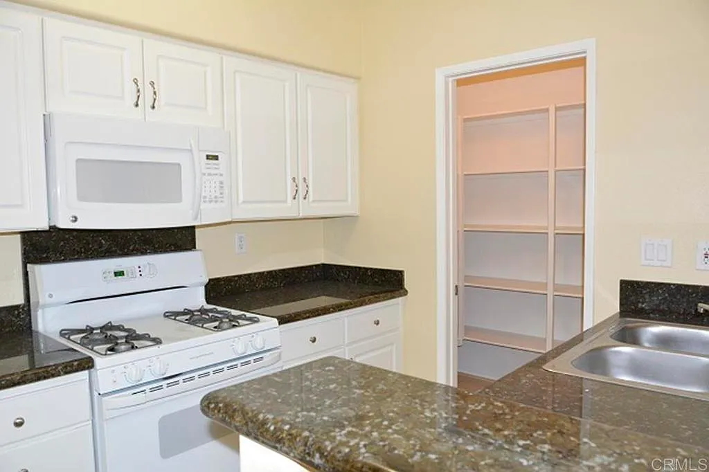 1 bed, 1.0 bath, 803 sqft, $2,775 — Photo 2