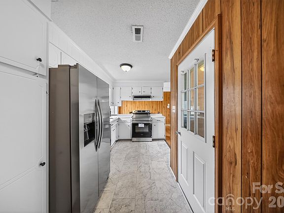 5th image of 1406 Meandering Ln