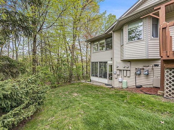 4th image of 986 Country Gdns NW