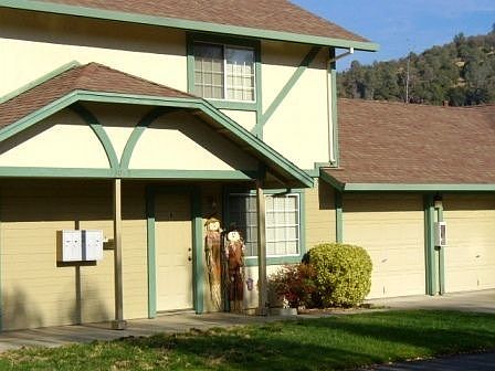 Exterior of 5 unit complex