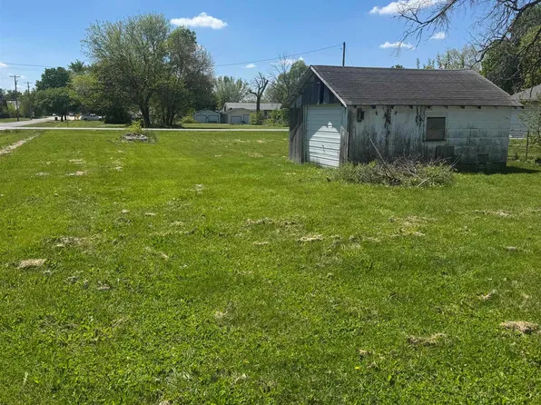 707 N Cedar St, Wapello, IA 52653