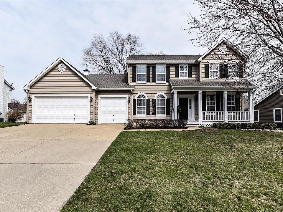 Welcome to 11 Ravens Pointe in Lake St Louis!County records report 910 SF of parking area in this oversized garage