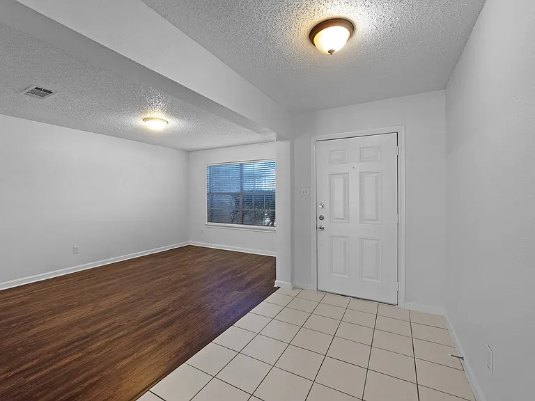 2910 Chisolm Trl — Photo 3