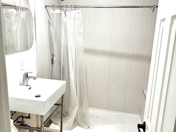 3rd image of 1605 Greenport Ave APT C
