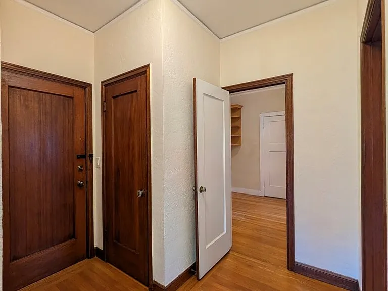 2427 Hilgard Ave — Photo 23