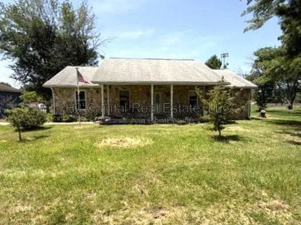 309 S Main St, New Douglas, IL 62074