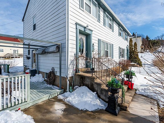 2nd image of 122 Cote Des Neiges Rd