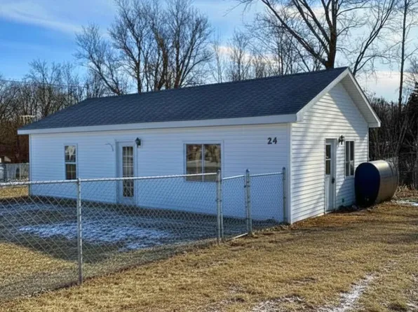 24 Moore St, Champlain, NY 12919